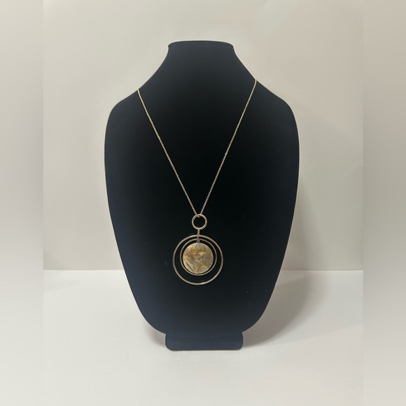 unbranded Jewelry - NWOT Elegant Gold Tone Necklace with Large Pendant